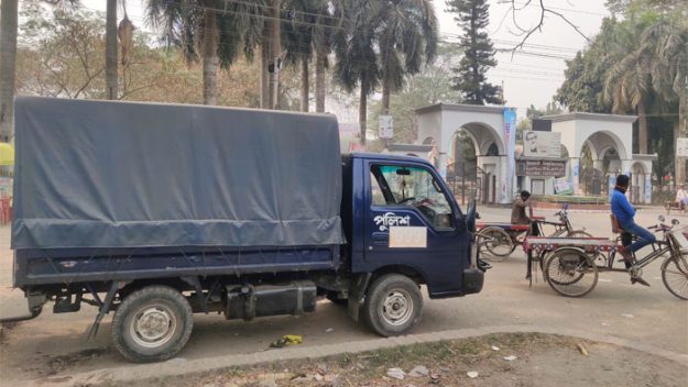 নির্যাতনের শিকার ছাত্রীর নিরাপত্তা দিতে ইবির ফটকে পুলিশ