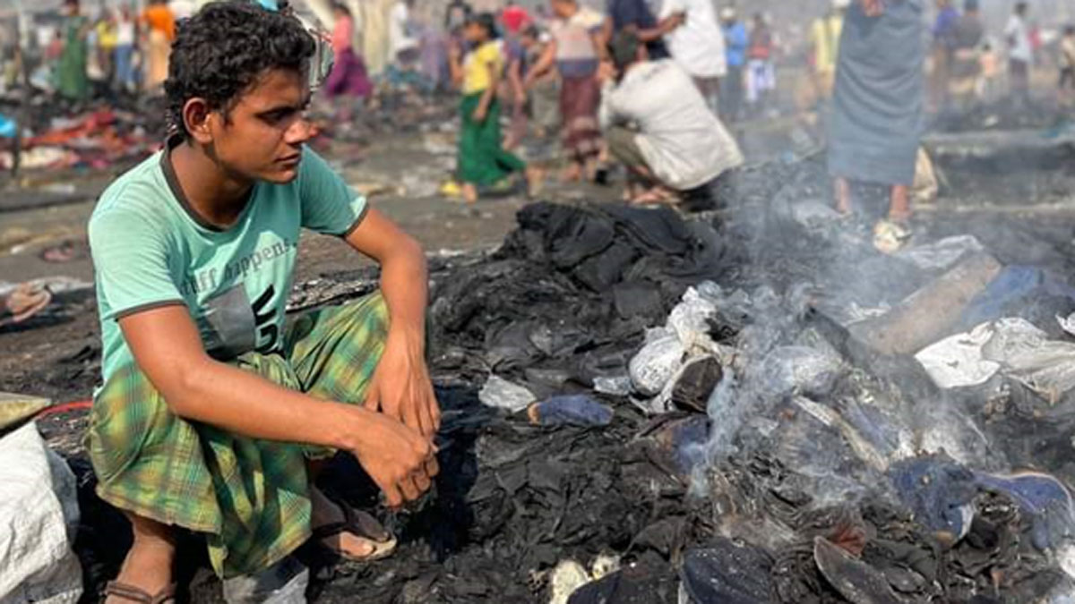 ২ হাজারের বেশি ঘর পুড়ে ছাই, খোলা আকাশের নিচে রোহিঙ্গারা