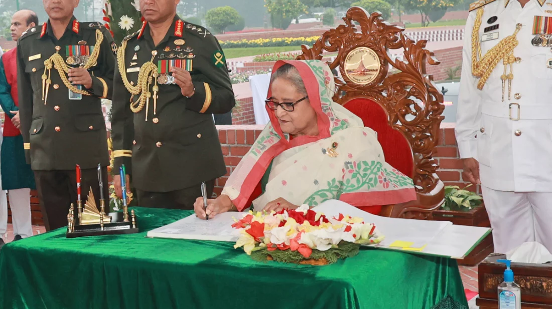 স্মৃতিসৌধের পরিদর্শন বইয়ে যে প্রতিজ্ঞা ব্যক্ত করলেন প্রধানমন্ত্রী