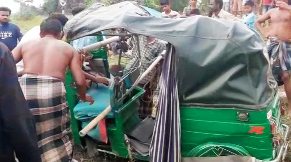 কুলাউড়ায় ট্রেনের ধাক্কায় দুমড়ে-মুচড়ে গেলো সিএনজি