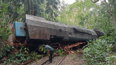 উল্টে যাওয়া ট্রেন চলছে উদ্ধারে কাজ, কালনীর যাত্রা বাতিল