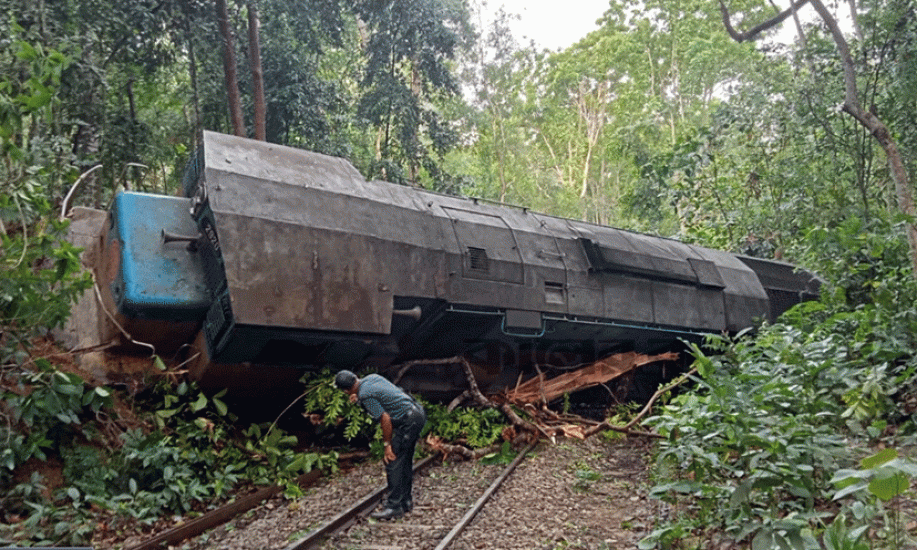 উল্টে যাওয়া ট্রেন চলছে উদ্ধারে কাজ, কালনীর যাত্রা বাতিল