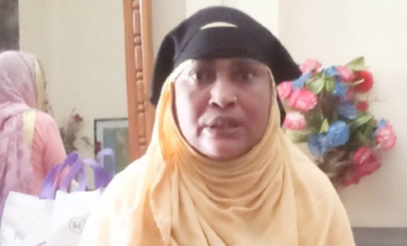 নকল সোনা বিক্রি করতে গিয়ে জনতার হাতে নারী ধরা