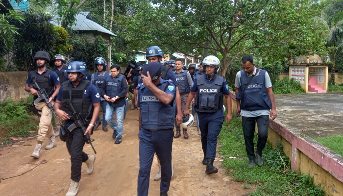 কুলাউড়ায় ১০ ‘জঙ্গি’ আটক, বিস্ফোরকসহ বিভিন্ন সরঞ্জাম জব্দ