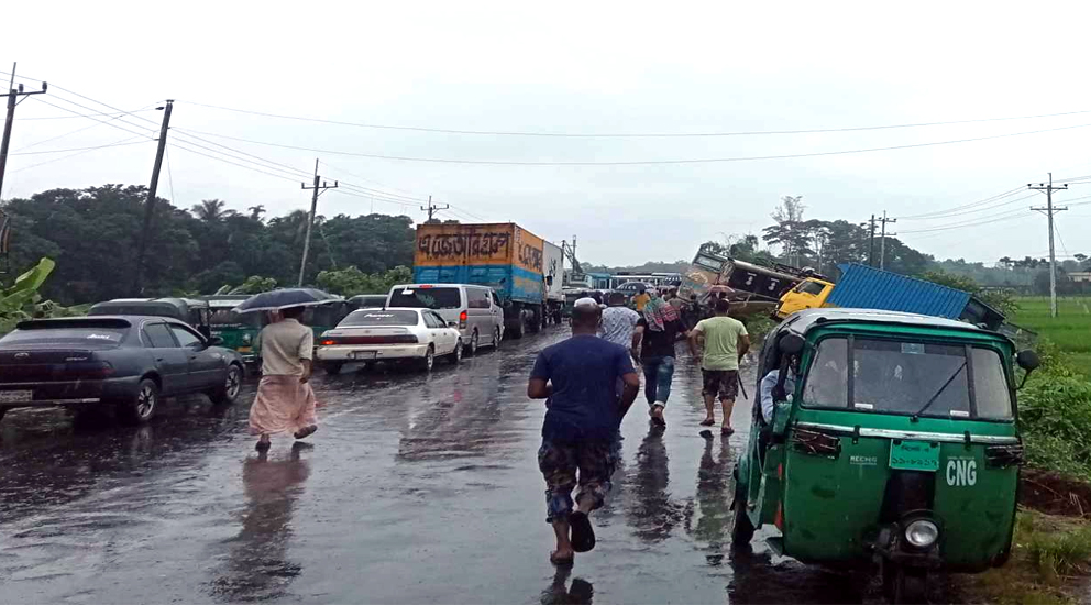 দক্ষিণ সুরমায় বাস ও কাভার্ড ভ‍্যানের মুখোমুখি সংঘর্ষ