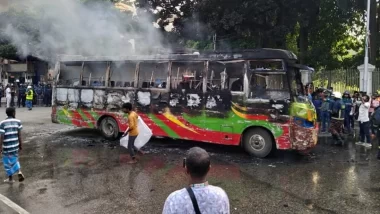 প্রেস ক্লাবের সামনে যাত্রীবাহী বাসে আগুন