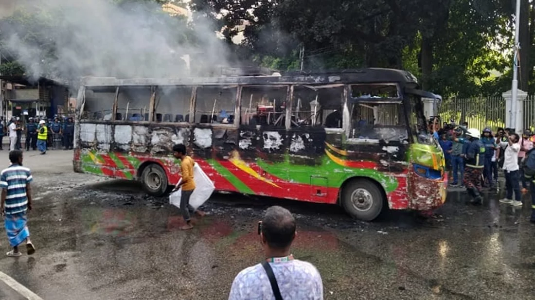 প্রেস ক্লাবের সামনে যাত্রীবাহী বাসে আগুন