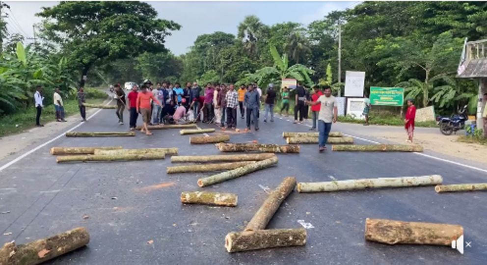 দক্ষিণ সুরমায় সড়কে গাছ ফেলে অবরোধ, টায়ারে আগুন