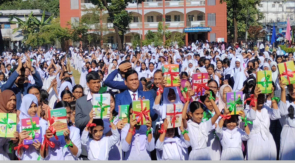 সিলেটে বিনামূল্যে বই পাচ্ছেন শিক্ষার্থীরা, স্কুল-মাদ্রাসায় উৎসবের আমেজ