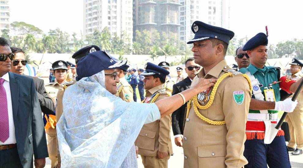 সিলেটের চার পুলিশ সদস্যদের পদক পরিয়ে দিলেন প্রধানমন্ত্রী