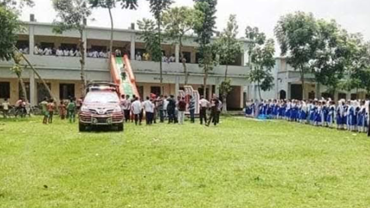 হিজাব না পরায় ৯ ছাত্রীর চুল কেটে দিলেন শিক্ষিকা!