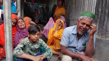 বেতন নিয়ে মায়ের কাছে ফিরতে পারলেন না সাগর