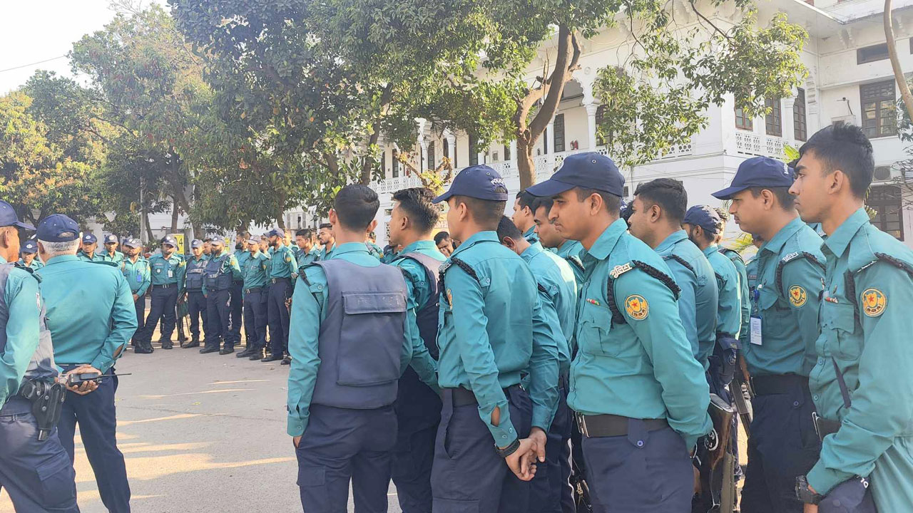 সুপ্রিম কোর্ট বারে দুই শতাধিক পুলিশ মোতায়েন, অস্বস্তিতে আইনজীবীরা