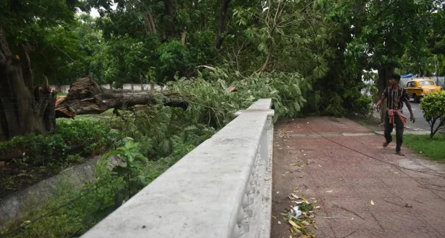 ভারত ও বাংলাদেশে রেমালের তাণ্ডব: এলাকা প্লাবিত, নিহত ১৫