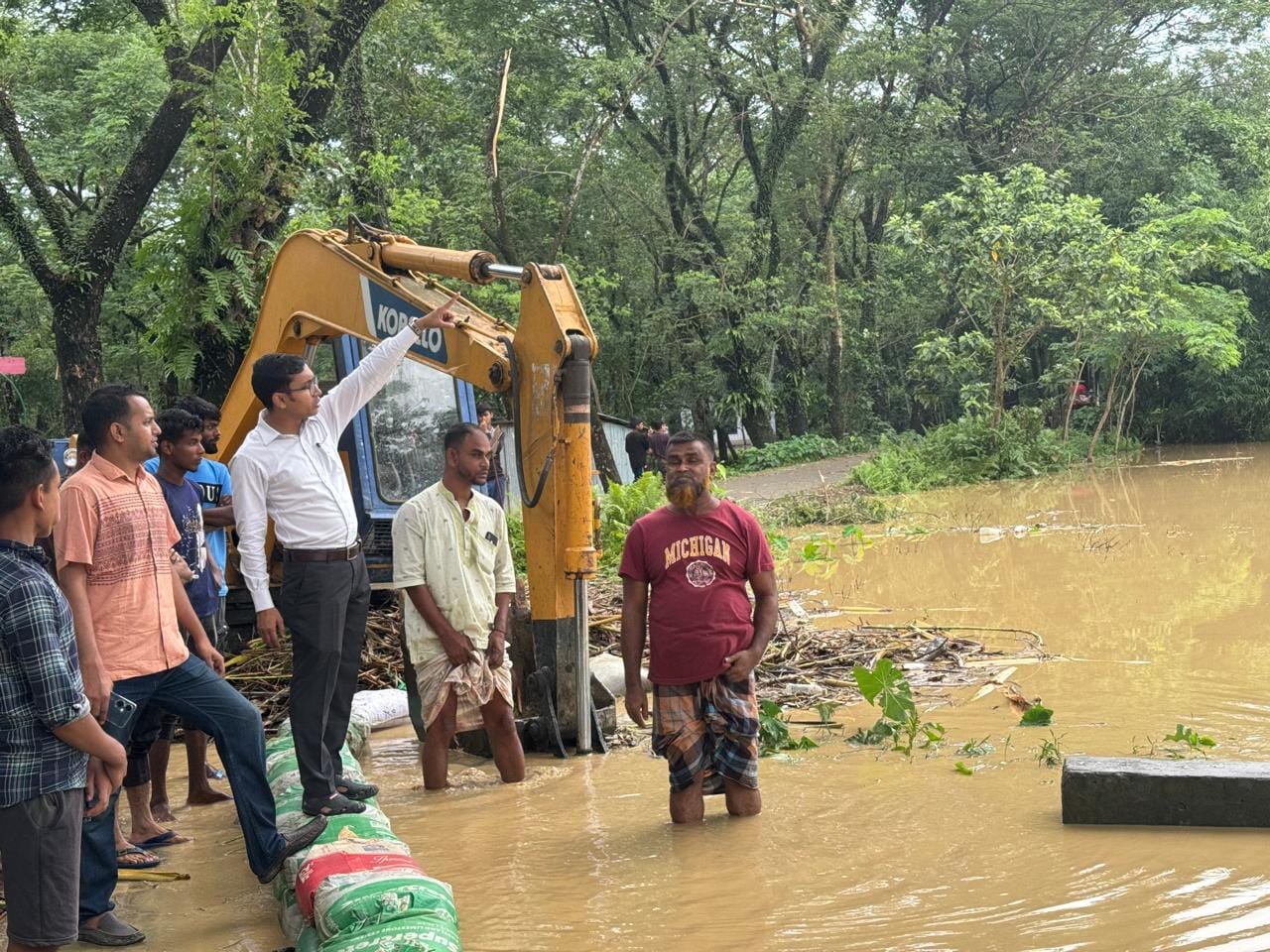 বিয়ানীবাজারে বন্যা পরিস্থিতি: খোলা হয়েছে ৬৭টি আশ্রয়কেন্দ্র, ৫ ইউনিয়ন প্লাবিত