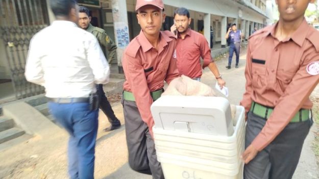 বড়লেখায় বিভিন্ন কেন্দ্রে পাঠানো হচ্ছে ভোটের সরঞ্জাম