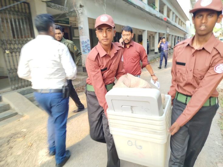 বড়লেখায় বিভিন্ন কেন্দ্রে পাঠানো হচ্ছে ভোটের সরঞ্জাম