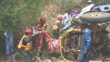 পাকিস্তানে ব্রেকফেল করে ট্রাক খাদে, একই পরিবারের ১৪ জন নিহত