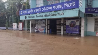 ছয় ঘণ্টার বৃষ্টিতে সিলেট শহরে হাঁটু পানি