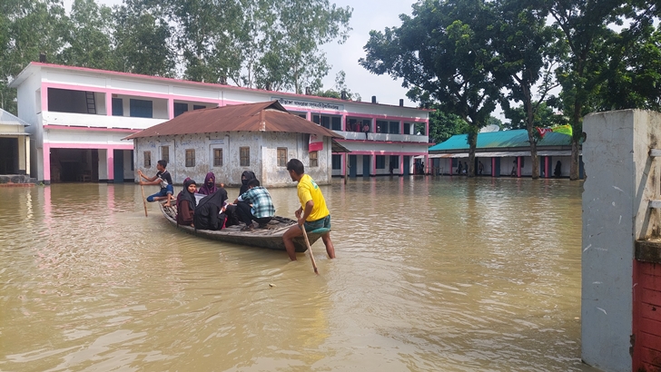 এইচএসসি পরীক্ষা কেন্দ্রে থৈ থৈ পানি, নৌকা চড়ে কেন্দ্রে যাচ্ছে ৪ শতাধিক পরীক্ষার্থী