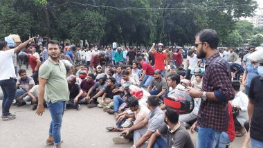 হেলমেট পরে হাতে লাঠি নিয়ে রাজু ভাস্কর্যে ছাত্রলীগের অবস্থান