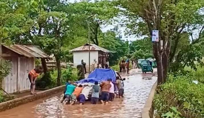 বিয়ানীবাজার-চন্দরপুর সড়কের মাত্র ২১৫মিটার রাস্তা যেন মরণ ফাঁদ