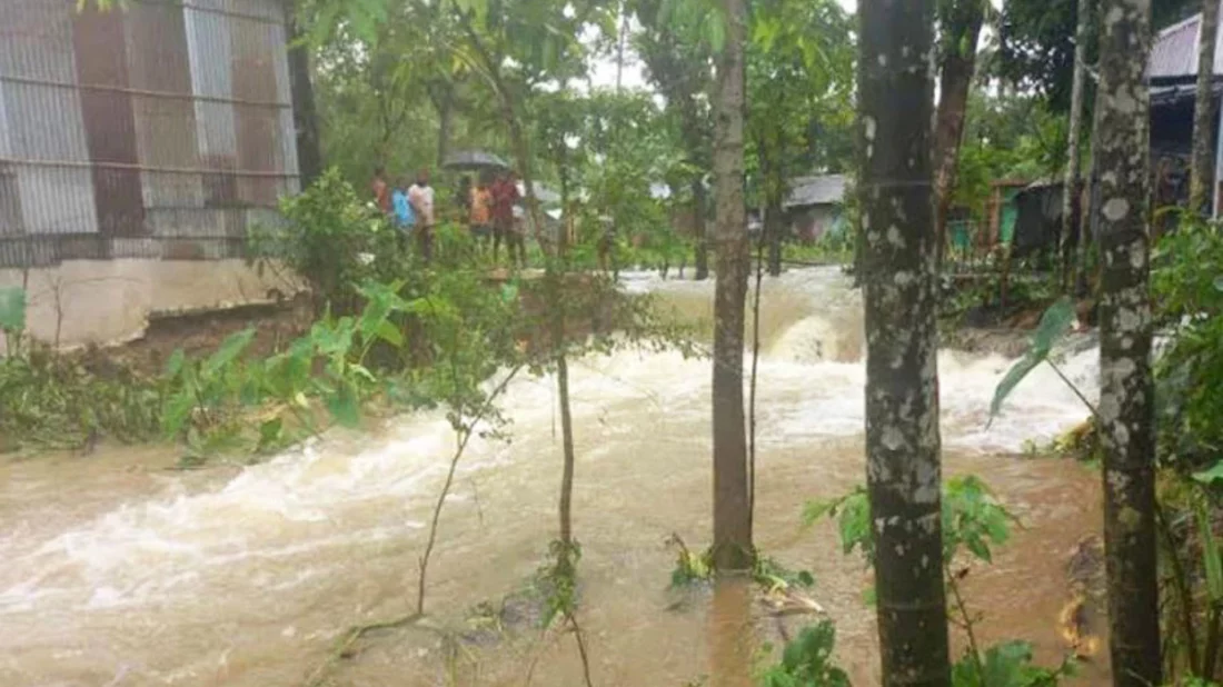 মৌলভীবাজারে বাঁধ ভেঙে লোকালয় প্লাবিত