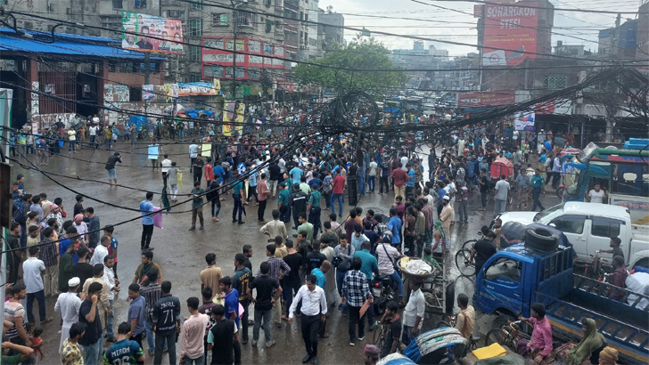 কোটা পুনর্বহালের প্রতিবাদে ঢাকায় সড়ক অবরোধ শিক্ষার্থীদের