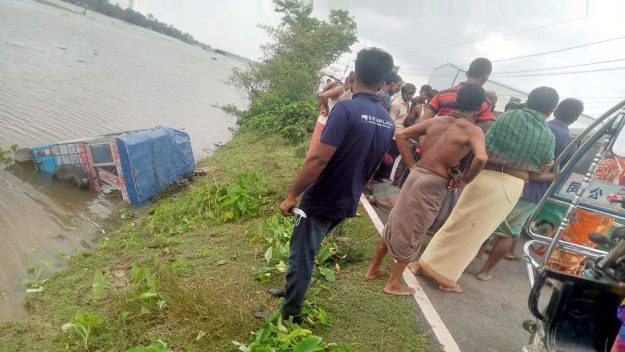 ট্রাকের ধাক্কায় পানিতে টমটম, প্রাণ গেল চালকের