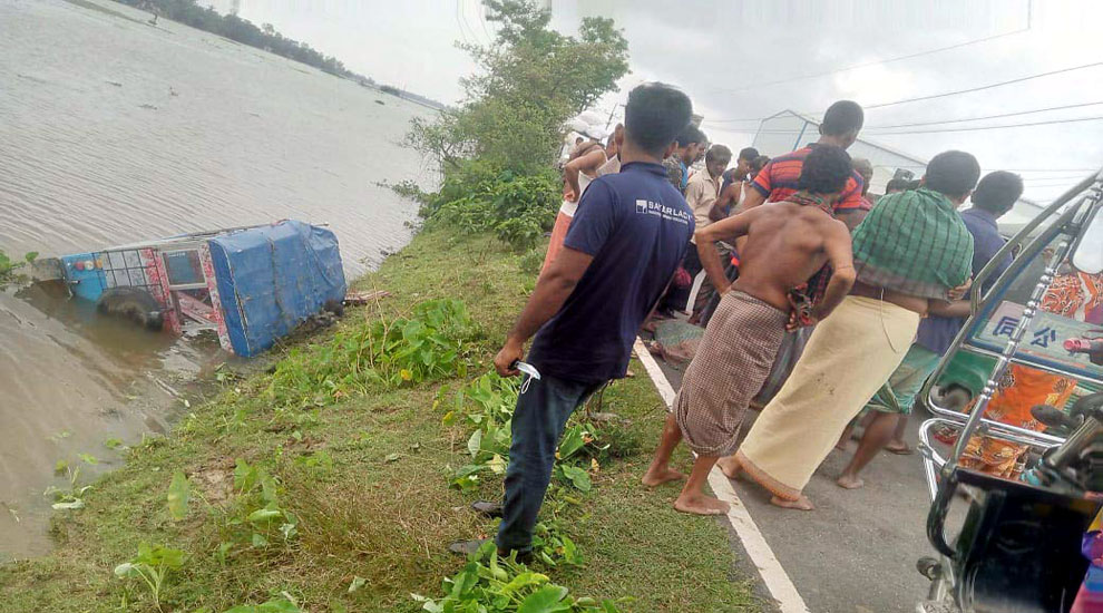 ট্রাকের ধাক্কায় পানিতে টমটম, প্রাণ গেল চালকের