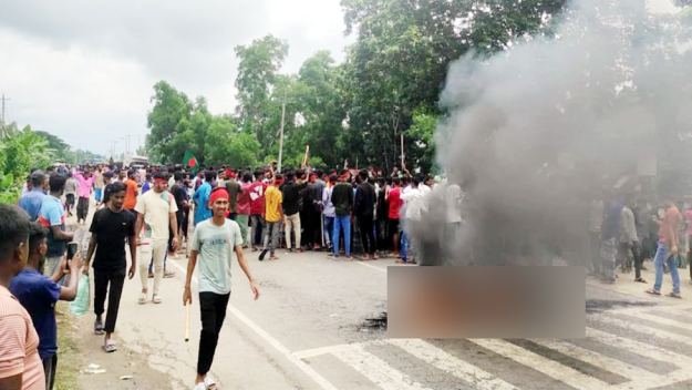 সিলেট-ঢাকা মহাসড়ক অবরোধ করে শিক্ষার্থীদের বিক্ষোভ, টায়ারে আগুন