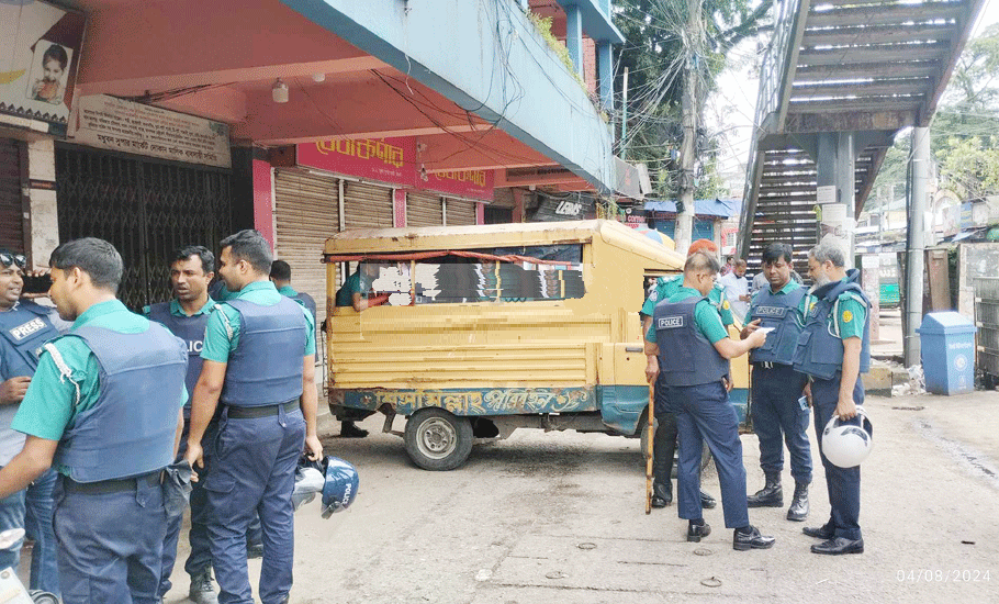 সিলেটে সতর্ক অবস্থানে পুলিশ