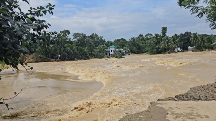 প্লাবিত হচ্ছে নতুন নতুন এলাকা, উদ্ধারের অপেক্ষায় অনেক মানুষ