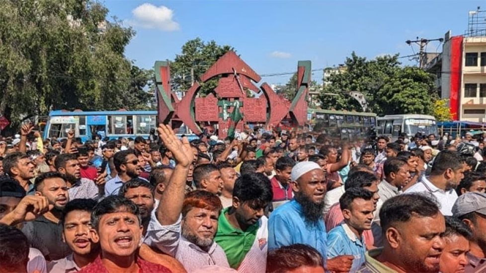 জিরো পয়েন্ট ঘিরে ছাত্র-জনতা, সতর্ক অবস্থানে পুলিশ