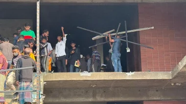 ধানমন্ডি ৩২ নম্বর: বই, রড, লোহা যে যা পাচ্ছেন নিয়ে যাচ্ছেন