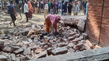 ধানমন্ডি ৩২: কেউ কাটছেন রড, কেউ নিচ্ছেন লোহালক্কড়