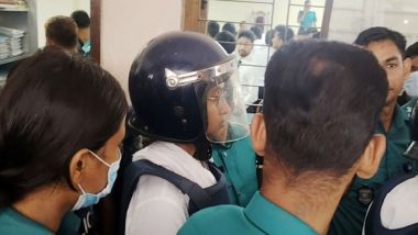 কাঠগড়ায় দাঁড়িয়ে খোশগল্পে মগ্ন দীপু মনি