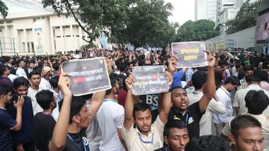 শিক্ষা উপদেষ্টা ও সচিবের পদত্যাগ দাবিতে সচিবালয়ের সামনে শিক্ষার্থীদের বিক্ষোভ
