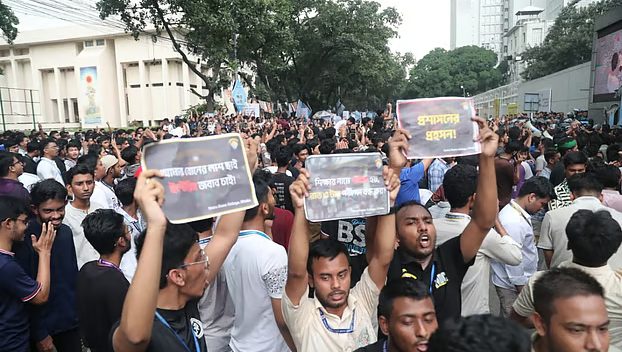 শিক্ষা উপদেষ্টা ও সচিবের পদত্যাগ দাবিতে সচিবালয়ের সামনে শিক্ষার্থীদের বিক্ষোভ