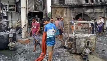 হবিগঞ্জে গ্যাস দেয়ার সময় পাম্পে আগুন : পুড়ে ছাই ১১টি গাড়ি