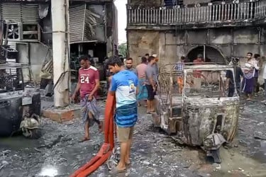 হবিগঞ্জে গ্যাস দেয়ার সময় পাম্পে আগুন : পুড়ে ছাই ১১টি গাড়ি