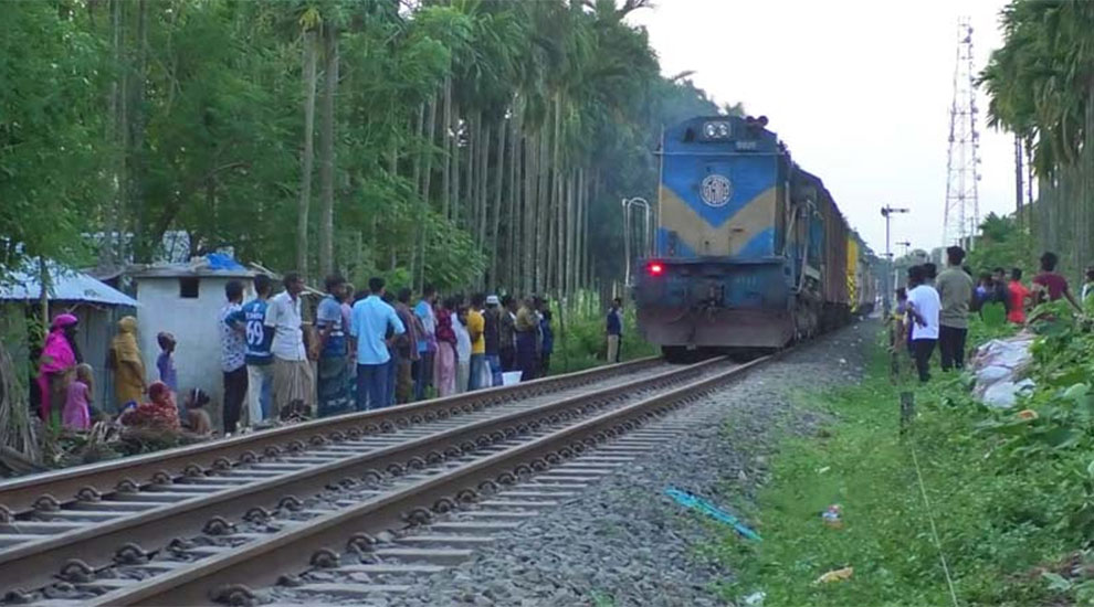 লাউয়াছড়ায় চলন্ত ট্রেন থেকে পড়ে নারীর মৃত্যু