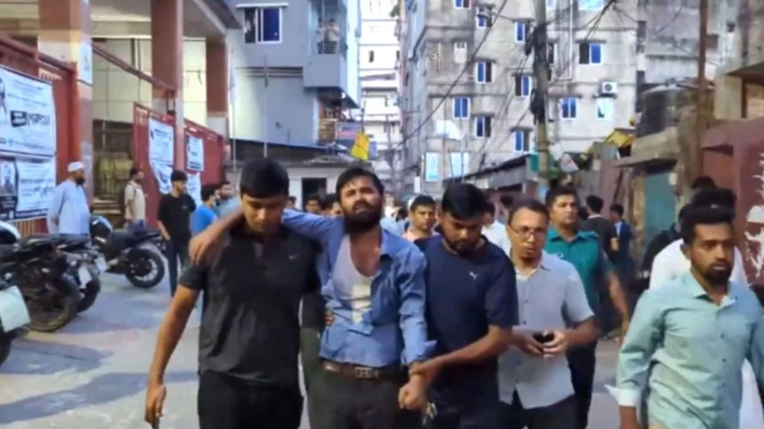 চট্টগ্রামে ছাত্রলীগ নেতাকে পিটিয়ে পুলিশে সোপর্দ