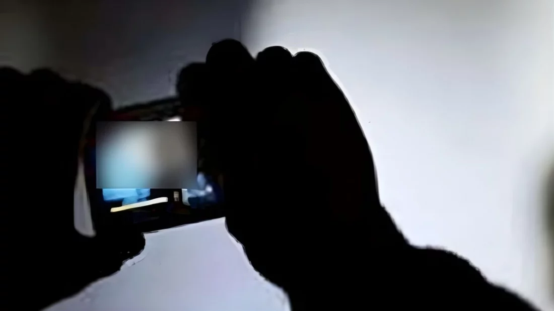 ১০ বছরের প্রেম, প্রবাসী প্রেমিককে ভিডিও কলে রেখে প্রাণ দিলেন তরুণী