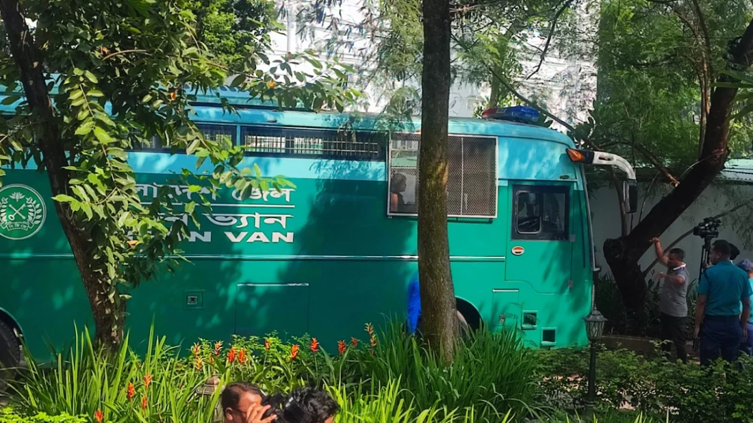 শীতাতপ নিয়ন্ত্রিত প্রিজনভ্যানে ট্রাইব্যুনাল ছাড়লেন ১৫ সেনা কর্মকর্তা