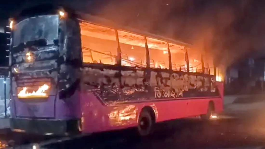 গাজীপুরে এক রাতে তিন বাসে আগুন দিলো দুর্বৃত্তরা