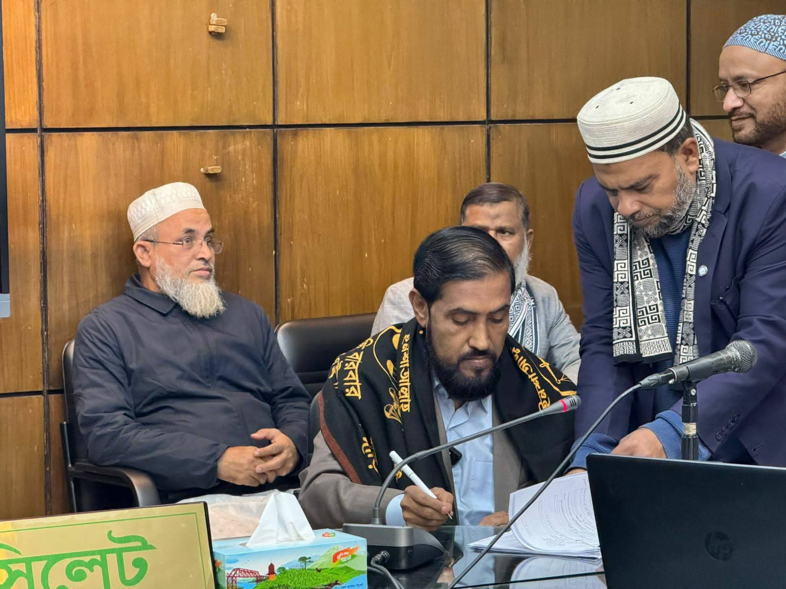 সিলেট-৬ আসনে ফুরফুরে মেজাজে জামায়াত প্রার্থী সেলিম উদ্দিনের মনোনয়ন দাখিল