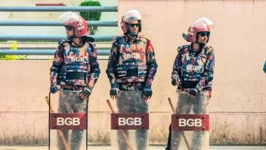 এভারকেয়ার হাসপাতালের সামনে বিজিবি মোতায়েন, নেতা-কর্মীদের ভিড়