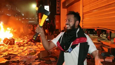 প্রথম আলো–ডেইলি স্টারে হামলা: কুড়াল হাতে উল্লাস করা যুবকসহ গ্রেপ্তার ১০