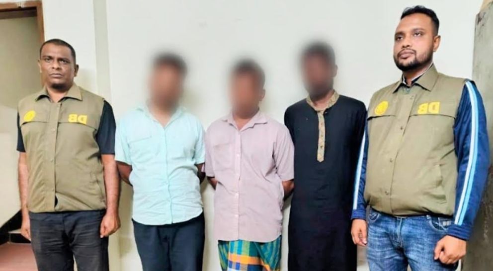 সিলেটে রেস্টুরেন্টের সামনে থেকে ৩ জনকে ধরলো পুলিশ